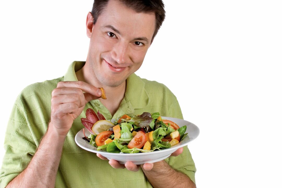 los hombres comen ensaladas de verduras para potenciar