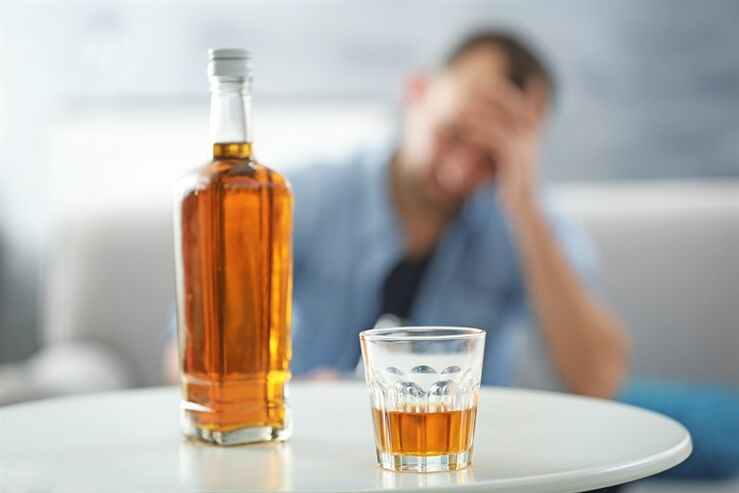 Beber alcohol afecta negativamente la función eréctil de un hombre